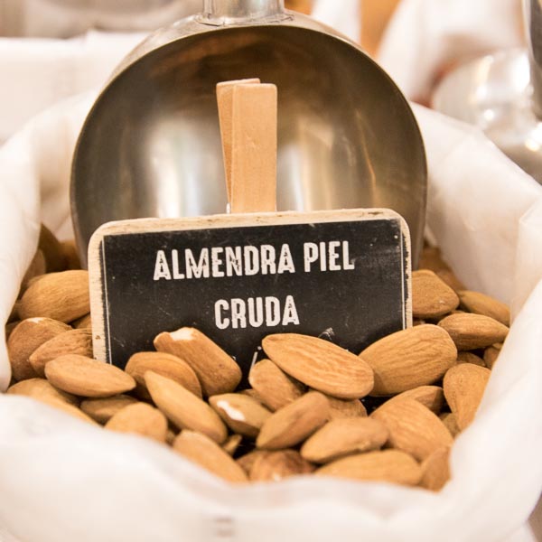 Almendras con piel crudas a granel