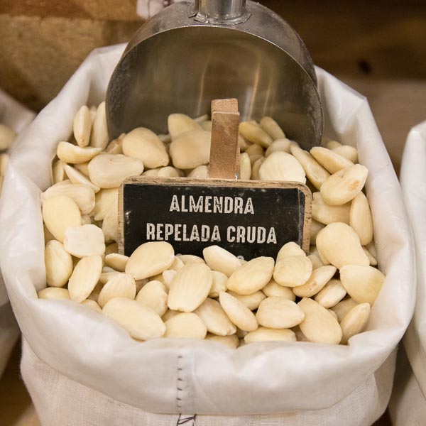 Almendras repeladas crudas a granel