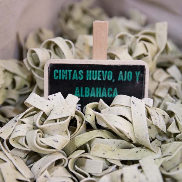 Cintas de huevo, ajo, y albahaca a granel
