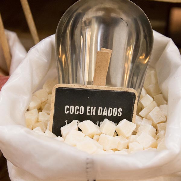 Coco en dados a granel